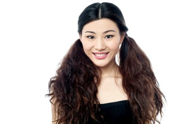 siyah elbiseli güzel genç kız