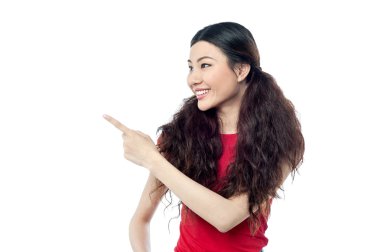 Oldukça neşeli kız uzağa işaret