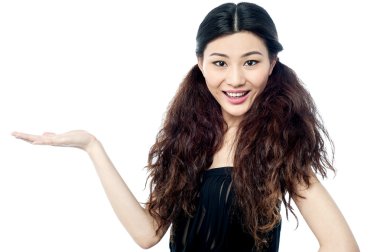 Güzel genç kız bir şey sunmak