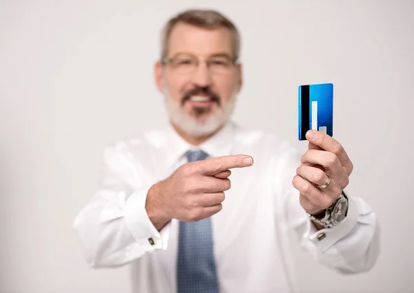 Empresário mostrando cartão de crédito — Fotografia de Stock