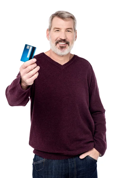 Elderly man showing credit — Stock Photo, Image