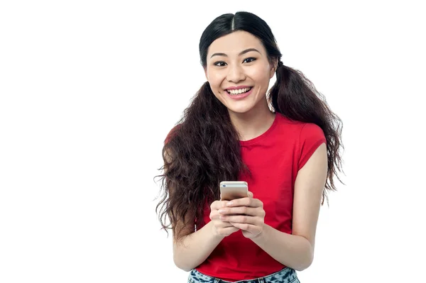 Young woman sending a text message — Stock Photo, Image