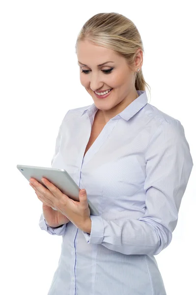 Sonriente mujer ejecutiva trabajando en la tableta —  Fotos de Stock