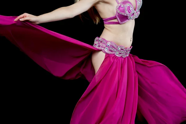 Bailarina femenina del vientre realizando — Foto de Stock