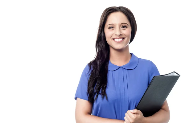 Joven empleada sosteniendo archivo — Foto de Stock