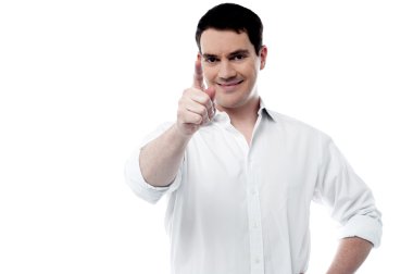 Kamera doğru işaret eden adam