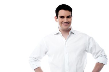 gülümseyen yakışıklı adam