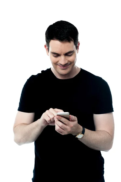 Muž, čtení textových zpráv na mobilní telefon — Stock fotografie