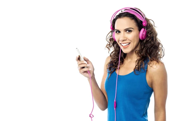 Hermosa mujer escuchando música — Foto de Stock