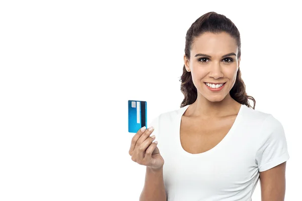 Young woman holding credit card — Stock Photo, Image