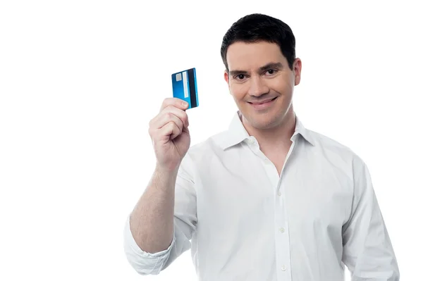 Karta kredytowa pokazano przystojny mężczyzna — Zdjęcie stockowe
