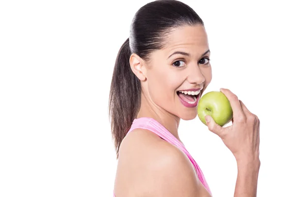 Mulher alegre comendo maçã verde fresca — Fotografia de Stock