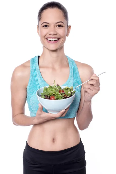 Ajuste mujer comer ensalada de verduras —  Fotos de Stock