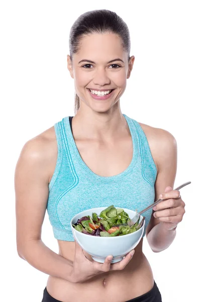 野菜サラダを食べてフィットの女性 — ストック写真