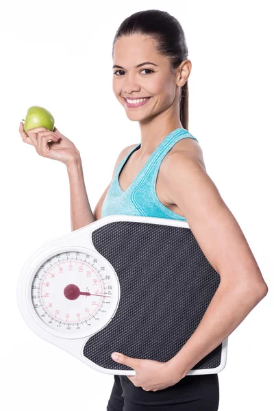 Mujer con manzana y pesadora —  Fotos de Stock