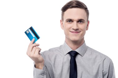 Yakışıklı satıcı gösteren kredi kartı
