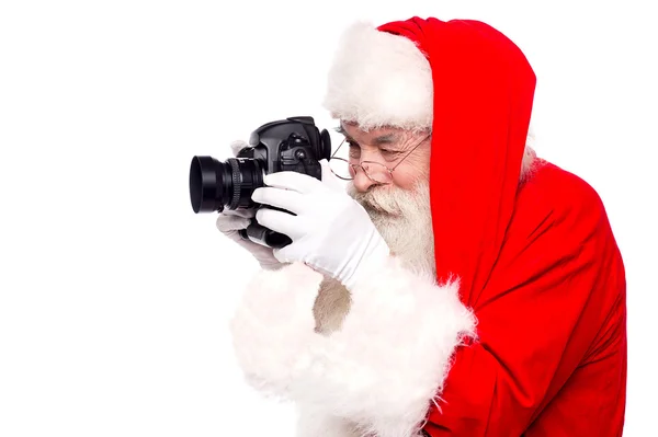 Santa claus nemen foto door camera — Stockfoto