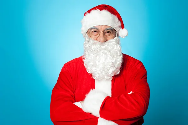 Santa claus met gekruiste armen — Stockfoto