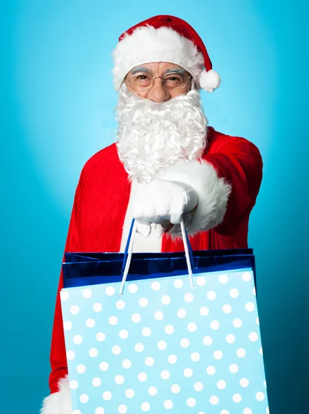 Santa claus hospodářství nákupní tašky — Stock fotografie