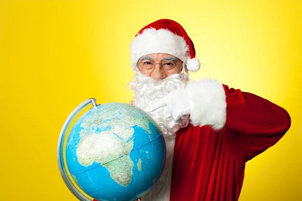 Babbo Natale che indica il globo — Foto Stock