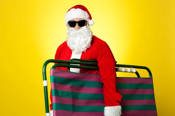 Santa claus chystáte relaxovat hospodářství křeslo — Stock fotografie
