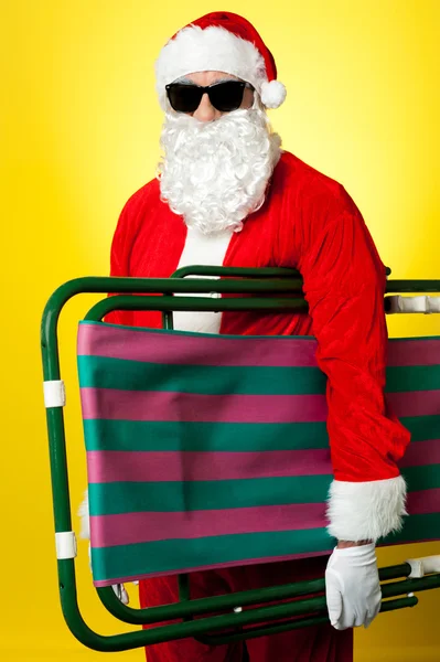Santa claus gospodarstwa krzesło — Zdjęcie stockowe