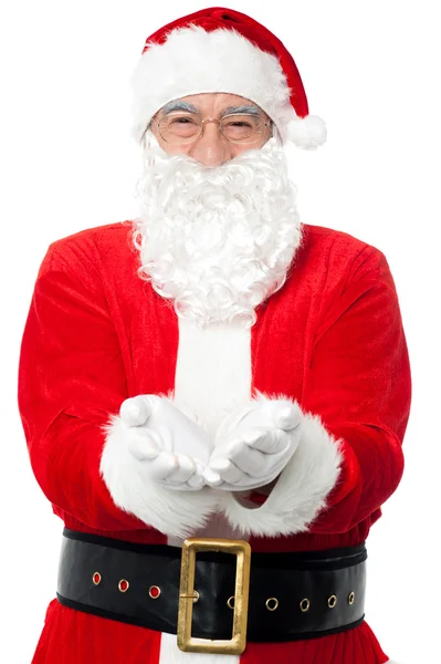 Weihnachtsmann posiert mit offenen Handflächen — Stockfoto
