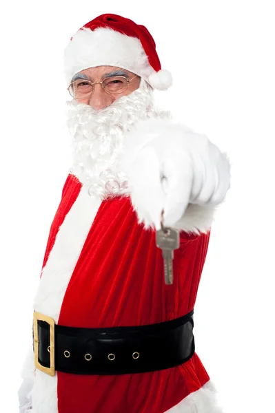 Homem em Santa traje oferecendo chaves — Fotografia de Stock