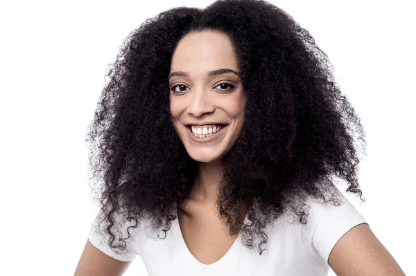 Modelo femenino sonriente con cabello rizado —  Fotos de Stock