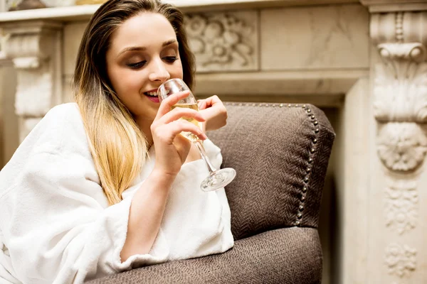 Расслабленная женщина пьет шампанское — стоковое фото