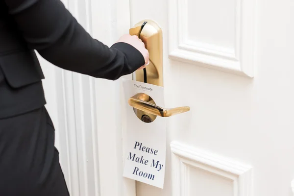 Señora abriendo la puerta — Foto de Stock