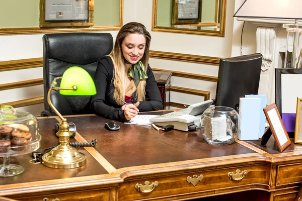 Leende receptionisten att göra att göra-lista — Stockfoto