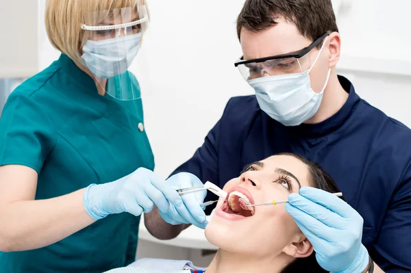 Dentista examinando las encías del paciente — Foto de Stock