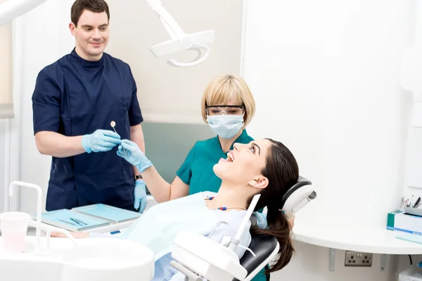 Dentista feminina iniciando o tratamento — Fotografia de Stock