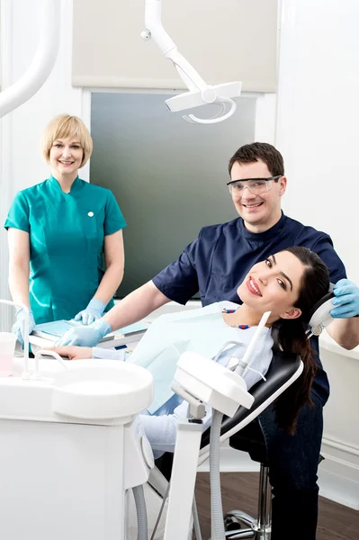 Paciente femenina con dentista y asistente — Foto de Stock