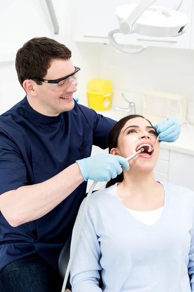 Manliga tandläkare kontrollera tänderna av patienten — Stockfoto