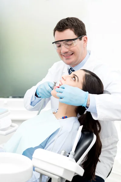 Dentista maschio che assiste il suo paziente — Foto Stock