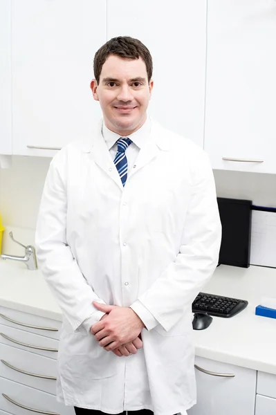 Médico varón posando en bata de laboratorio — Foto de Stock