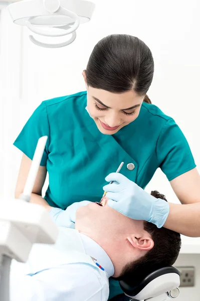 Dentista sonriente en el trabajo — Foto de Stock