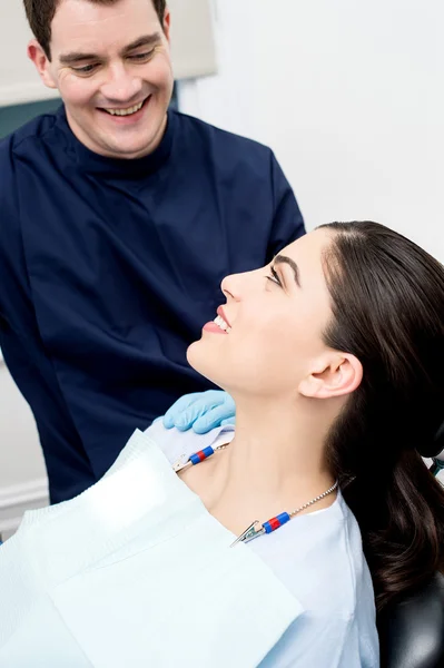 Dentista dando consejos al paciente —  Fotos de Stock