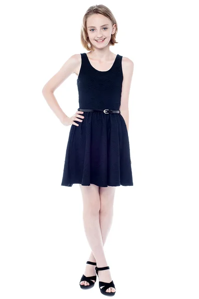 Schönes Mädchen im schwarzen ärmellosen Kleid — Stockfoto