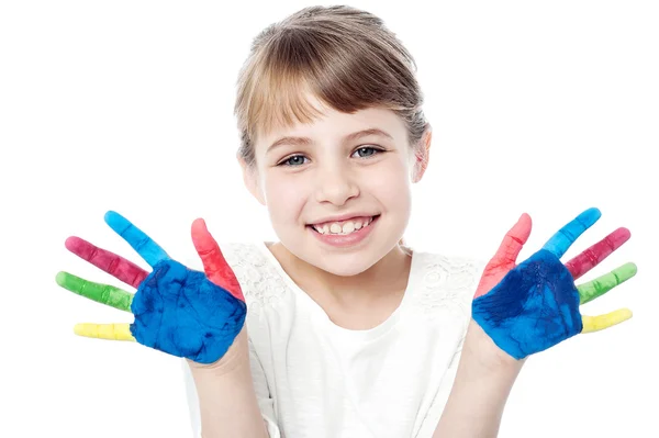 Menina bonito mostrando palmas coloridas — Fotografia de Stock