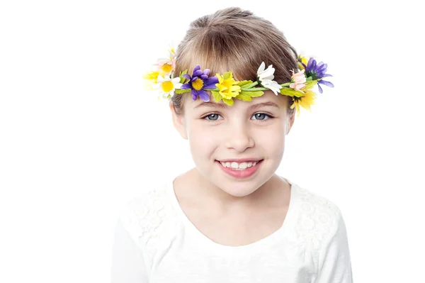 Malá holka na sobě květinový věnec — Stock fotografie
