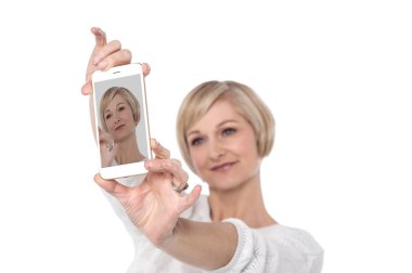 Selfie alarak orta yaşlı kadın