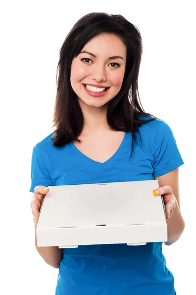 Молодая леди держит коробку для пиццы — стоковое фото