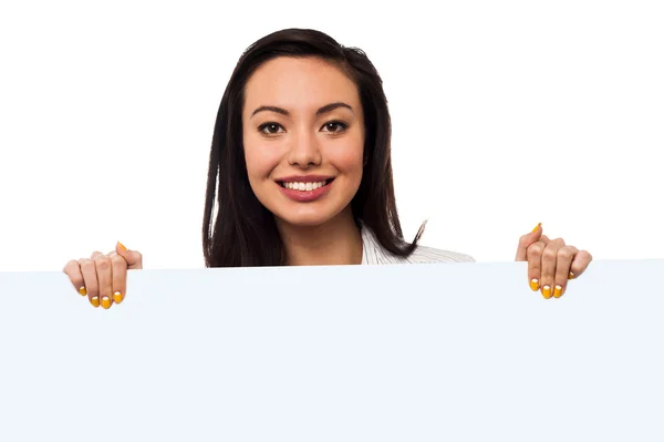 Jonge vrouw bedrijf leeg whiteboard — Stockfoto