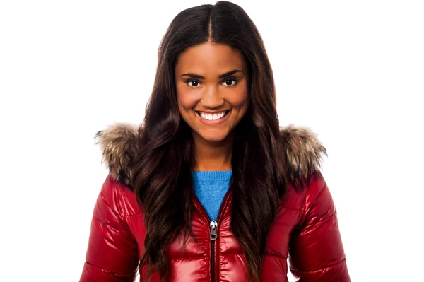 Sonriente linda chica en chaqueta roja — Foto de Stock