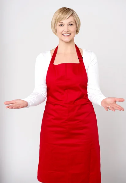 Mujer chef recibiendo clientes alegremente —  Fotos de Stock