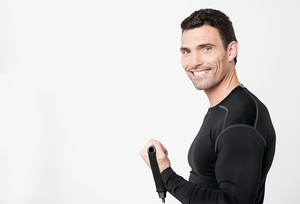 Uomo che esercita con banda di stretching — Foto Stock