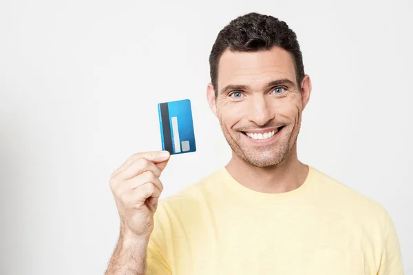 Usmívající se muž zobrazování svou kartu — Stock fotografie